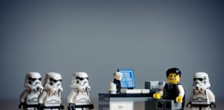 Gdzie siedzi oskarżony na sali?