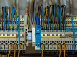 Czy jest bezpiecznik od tempomatu?