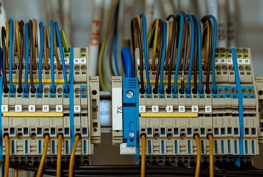 Czy jest bezpiecznik od tempomatu?