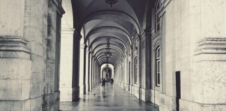 W jaki sposób należy dokonać pomiaru głębokości bieżnika?